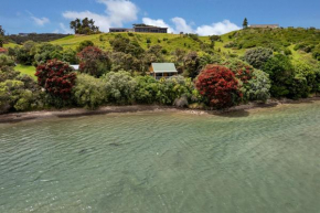Macrocarpa Cottage - Cable Bay Holiday Home
